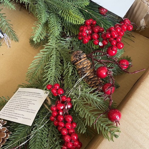 Home Reflections Wreath - Picture 4 of 4